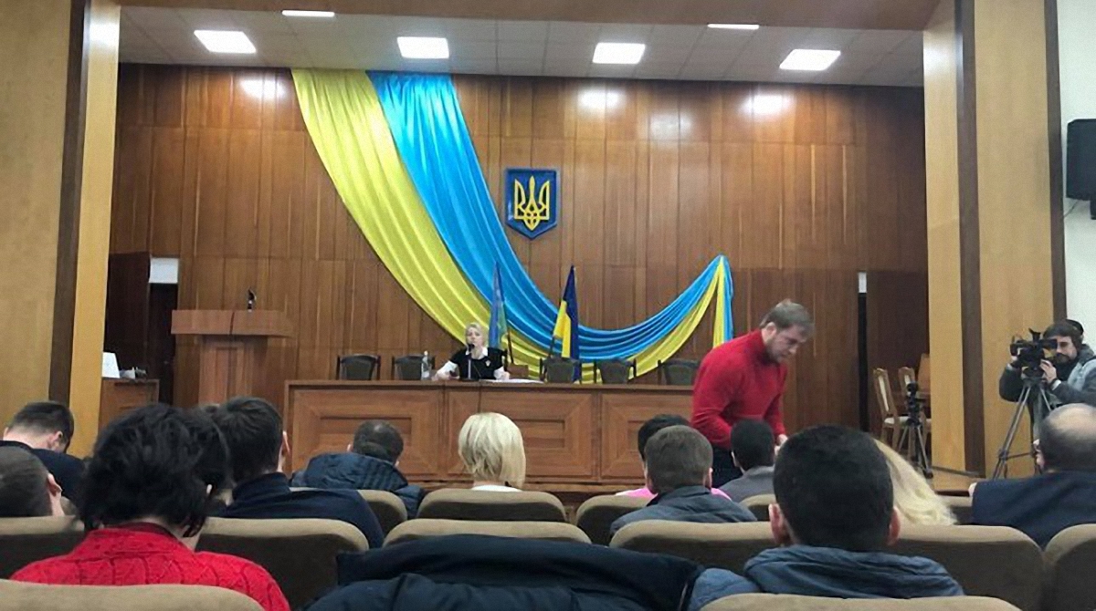 Во время исполнения украинского гимна на заседании депутатов включили гимн РФ - фото 1