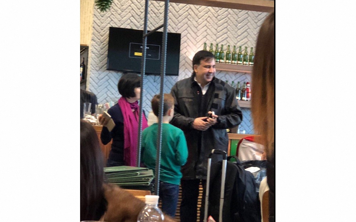Саакашвили заметили в аэропорту Киева вместе с семьей - фото 1