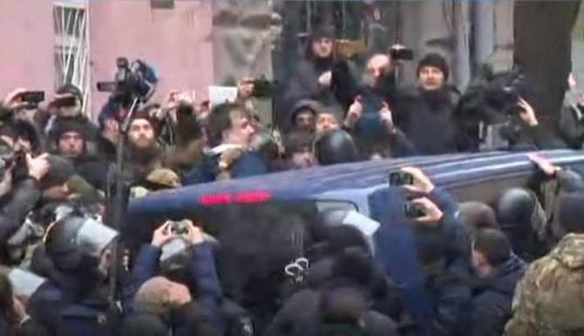 Машину с Саакашвили заблокировали протестующие - фото 1