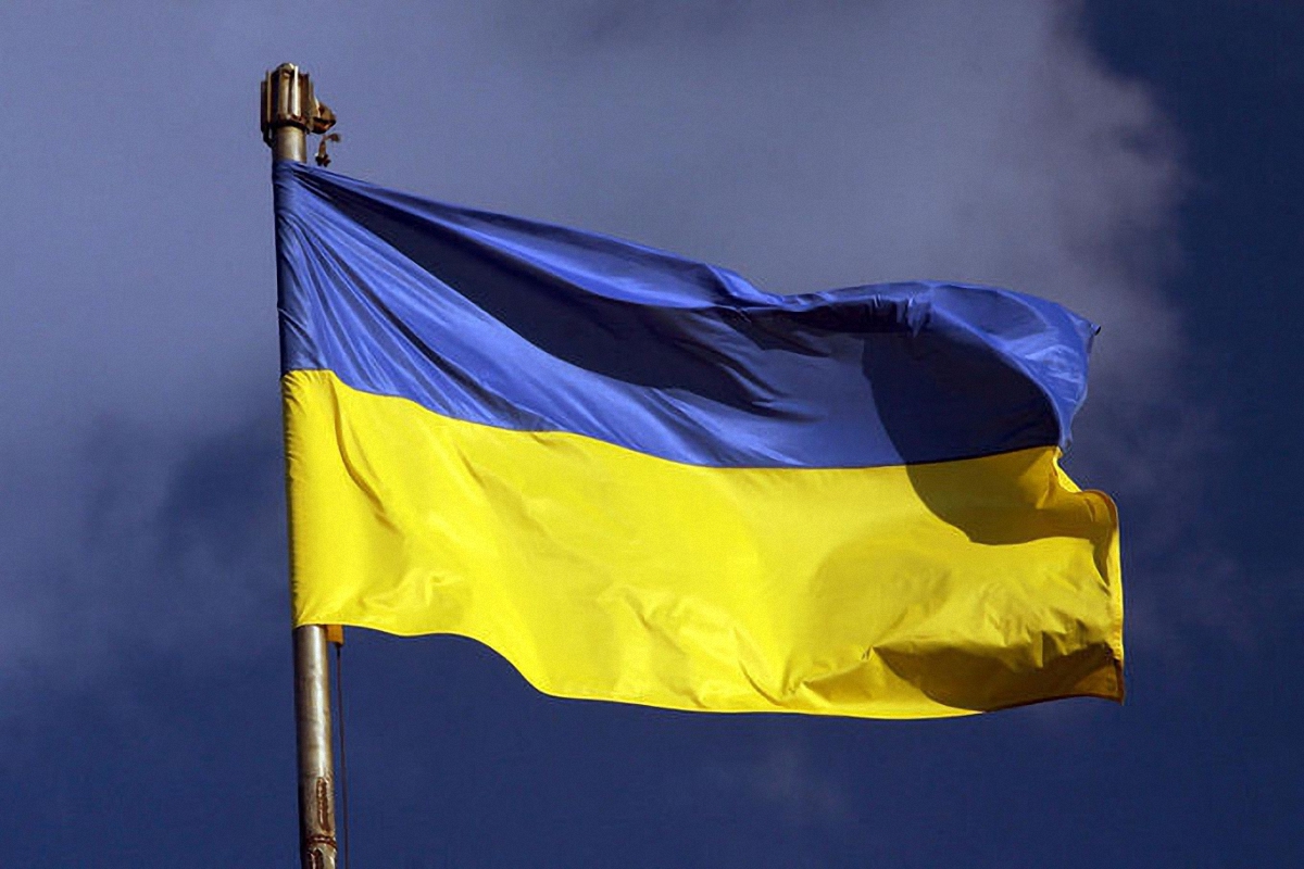 Суд наказал троих поляков за надругательство над флагом Украины - фото 1