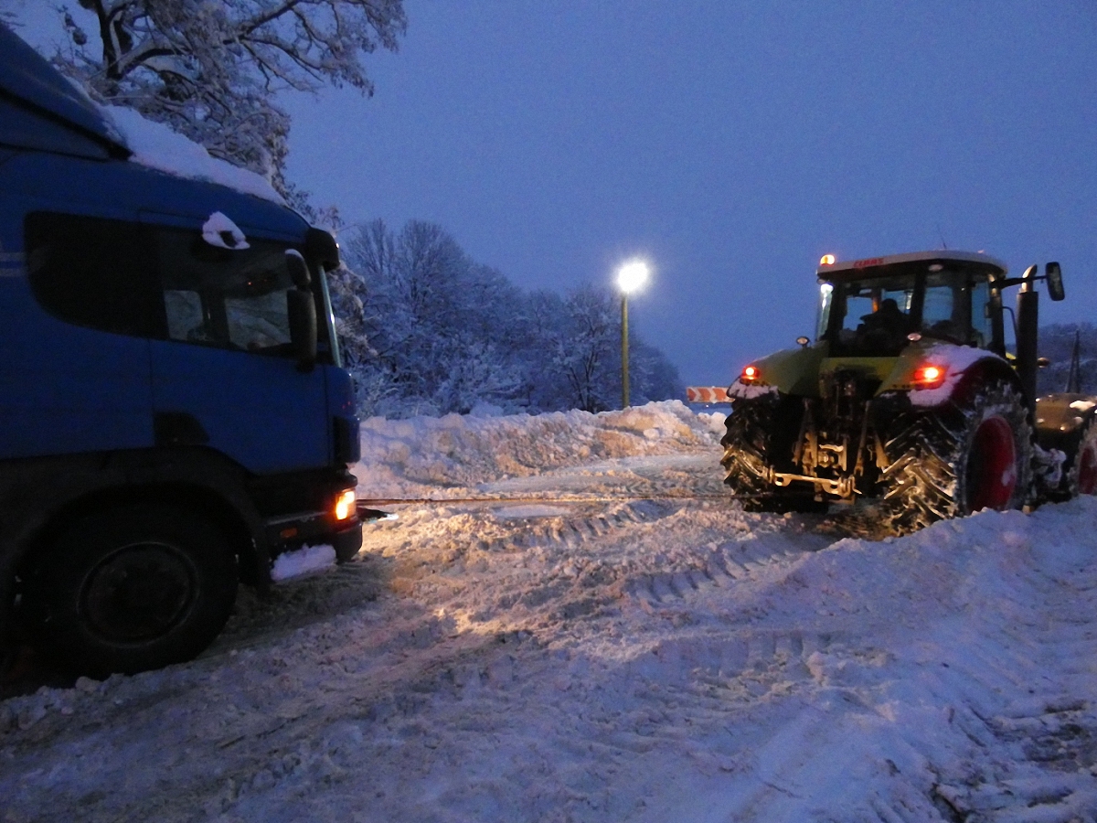 Местами возникает временное замедление движения, связанное с гололедом  - фото 1