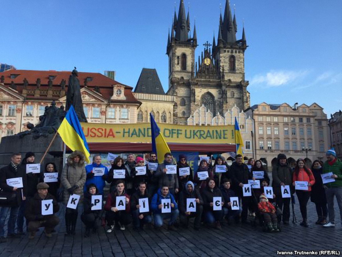 "Стоп, Путин. Стоп, война": в Праге активисты напомнили о событиях на Донбассе - фото 1