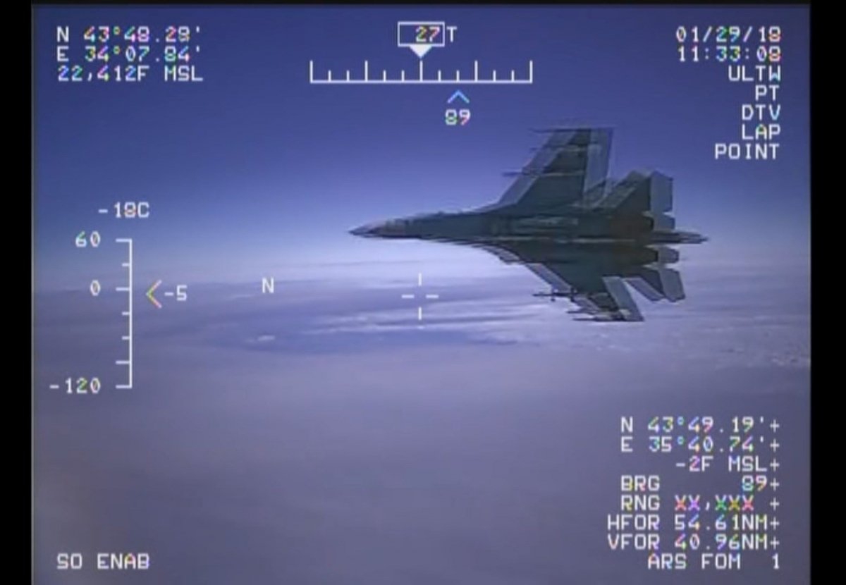 Су-27 перехватил американский самолет-разведчик - фото 1