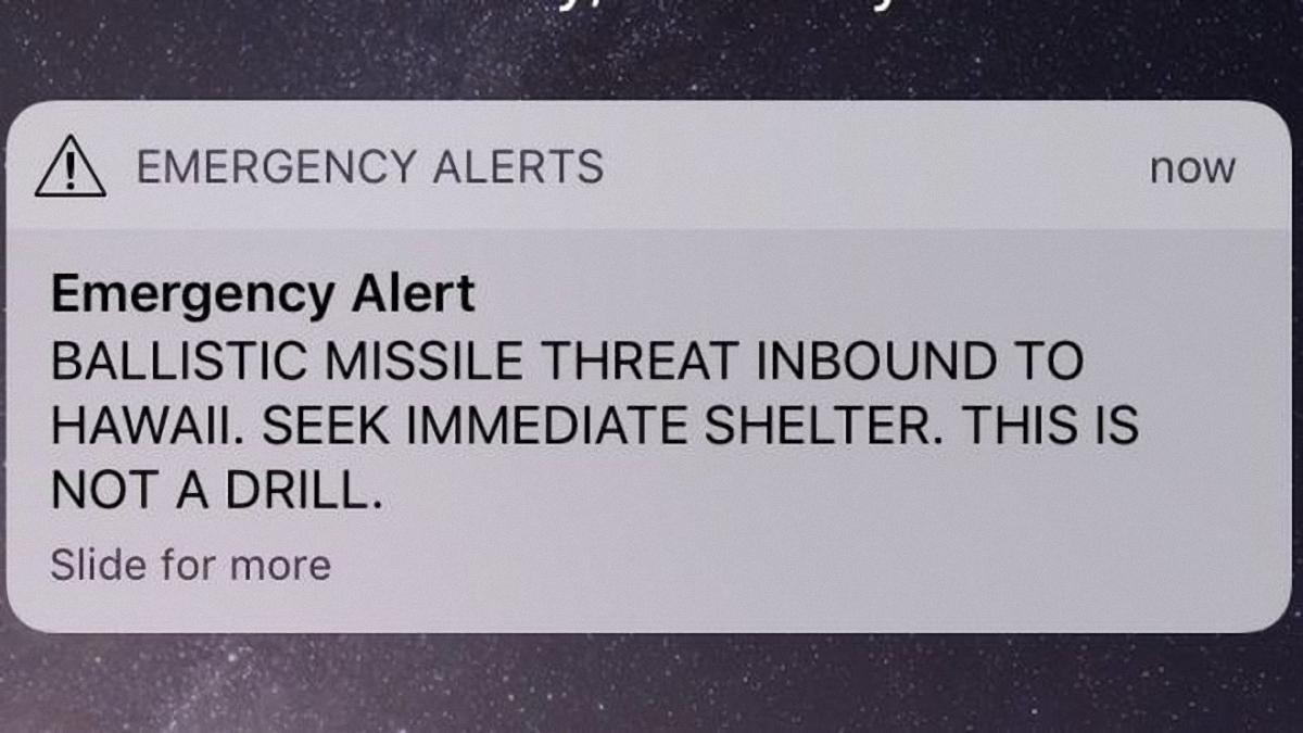 "Угроза приближающейся к Гавайям баллистической ракеты. Немедленно направляйтесь в укрытие. Это не учебная тревога" - фото 1