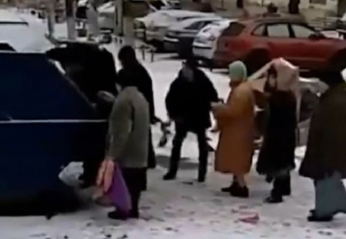 Российские пенсионеры собирают еду на мусорниках - фото 1