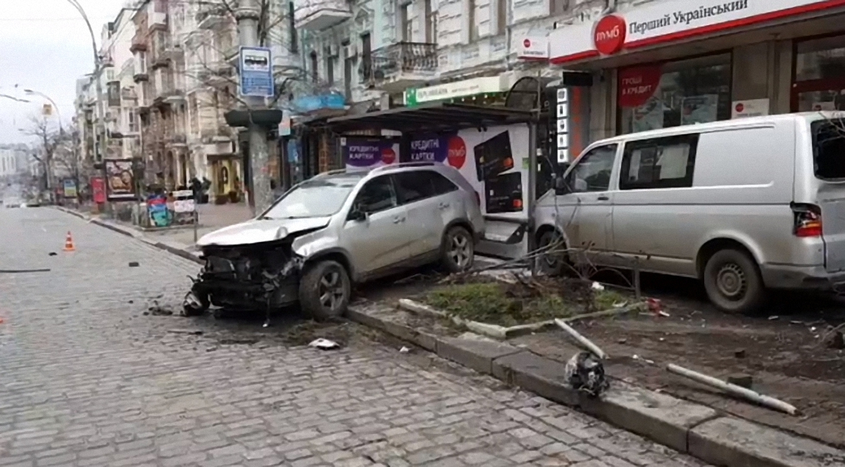 Водитель автомобиля на ул. Л. Толстого не справился с управлением - фото 1