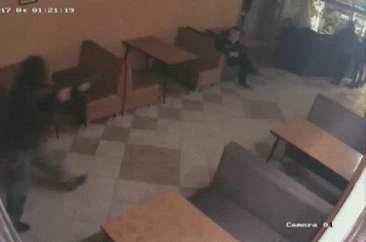 Бывшие "ДНРовцы" ворвались в кафе с автоматом - фото 1