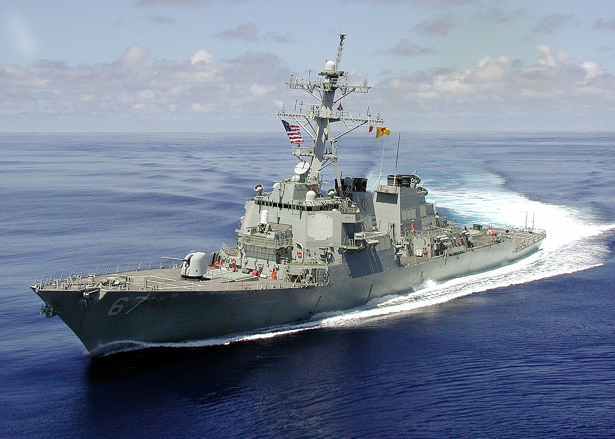 USS Cole отслеживает действия российских шпионов - фото 1