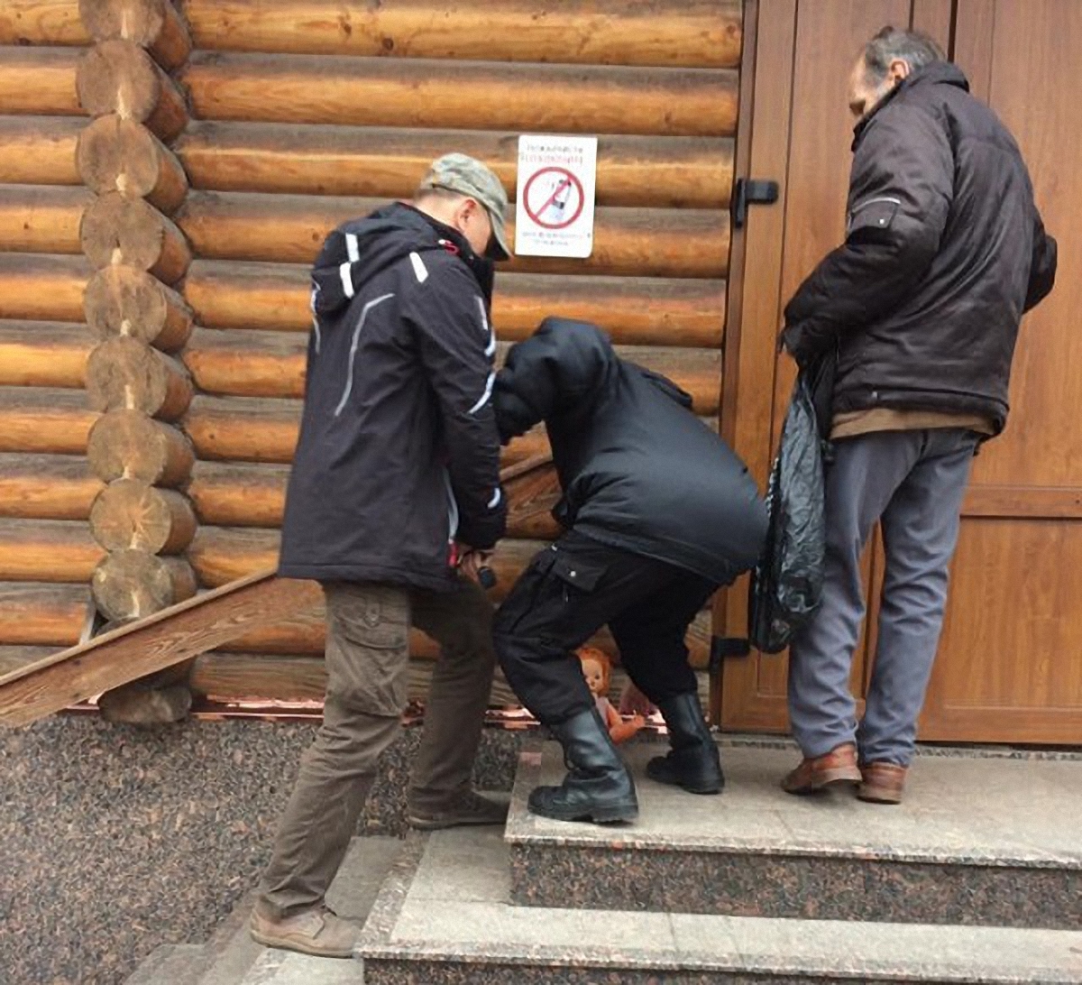 неизвестные избили двух мужчин возле УПЦ МП  - фото 1