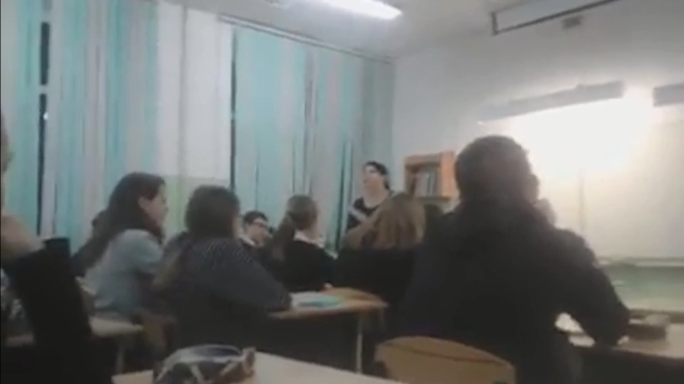 В Краснодаре ученики поют песню "Дядя Вова, мы с тобой" - фото 1