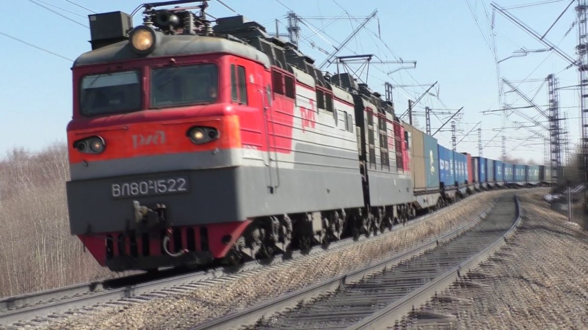 Грузовой поезд мог сойти с рельс в России - фото 1
