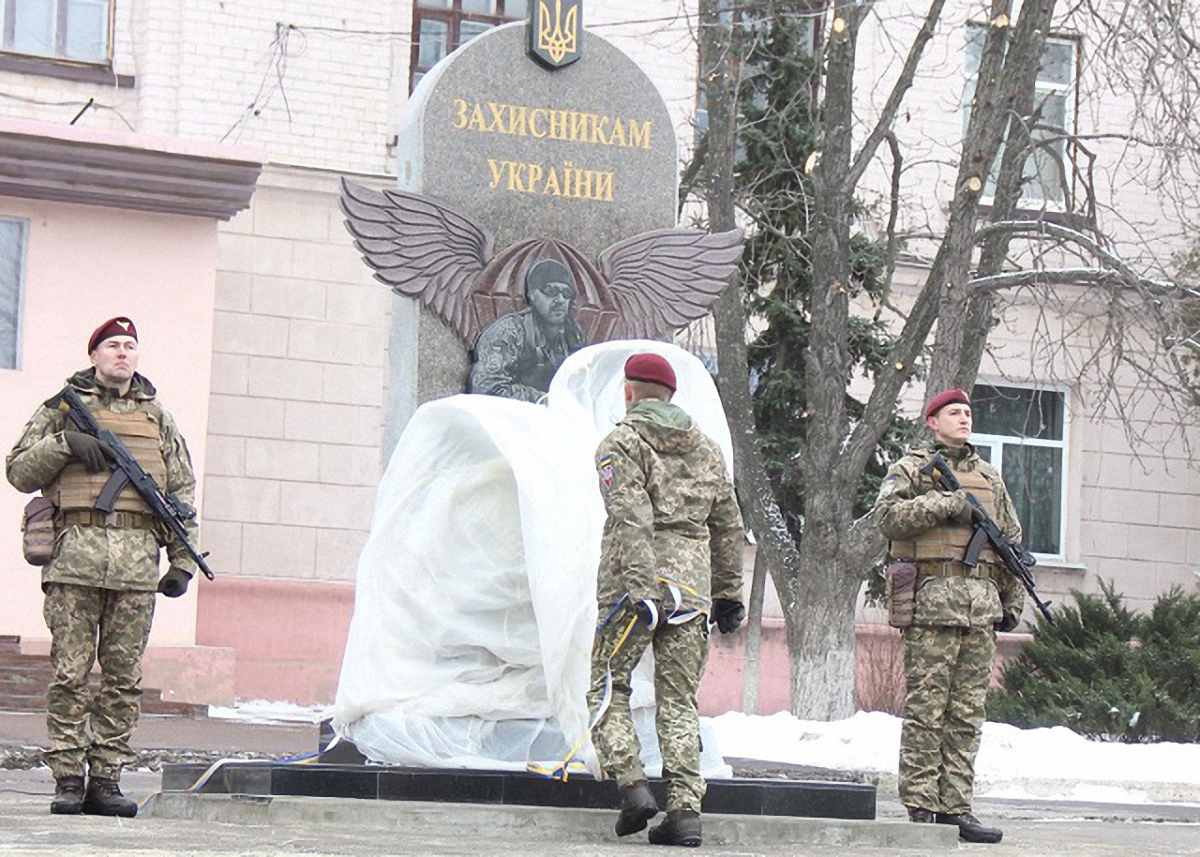 Памятник  - напоминание о величии духа украинского солдата - фото 1