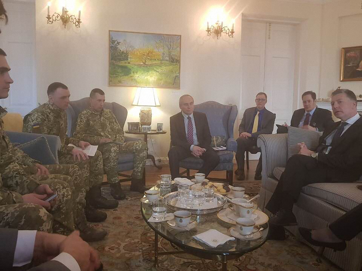 Курт Волкер узнал о происходящем в тюрьмах боевиков от освобожденных заложников - фото 1