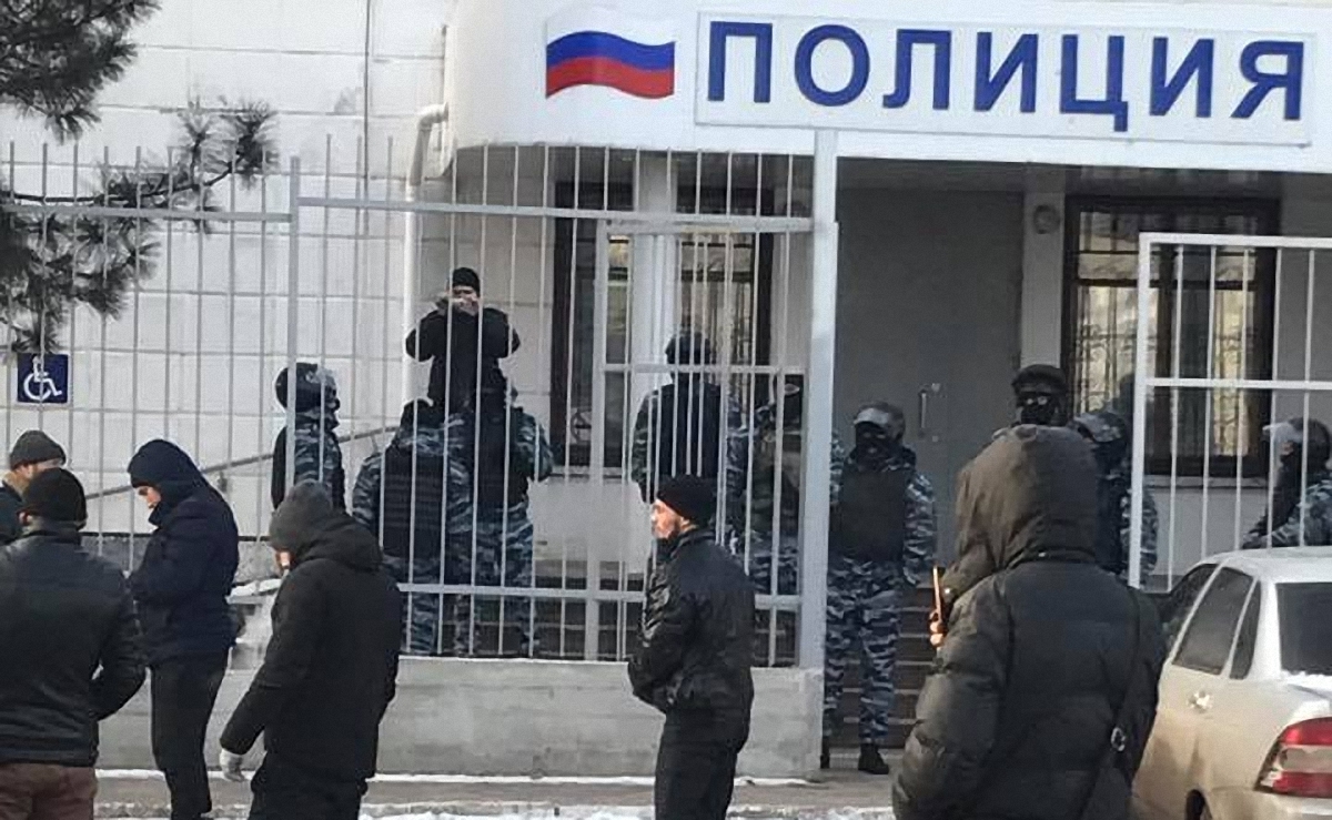 Террористы заблокировали вход к РОВД, куда привезли задержанного - фото 1
