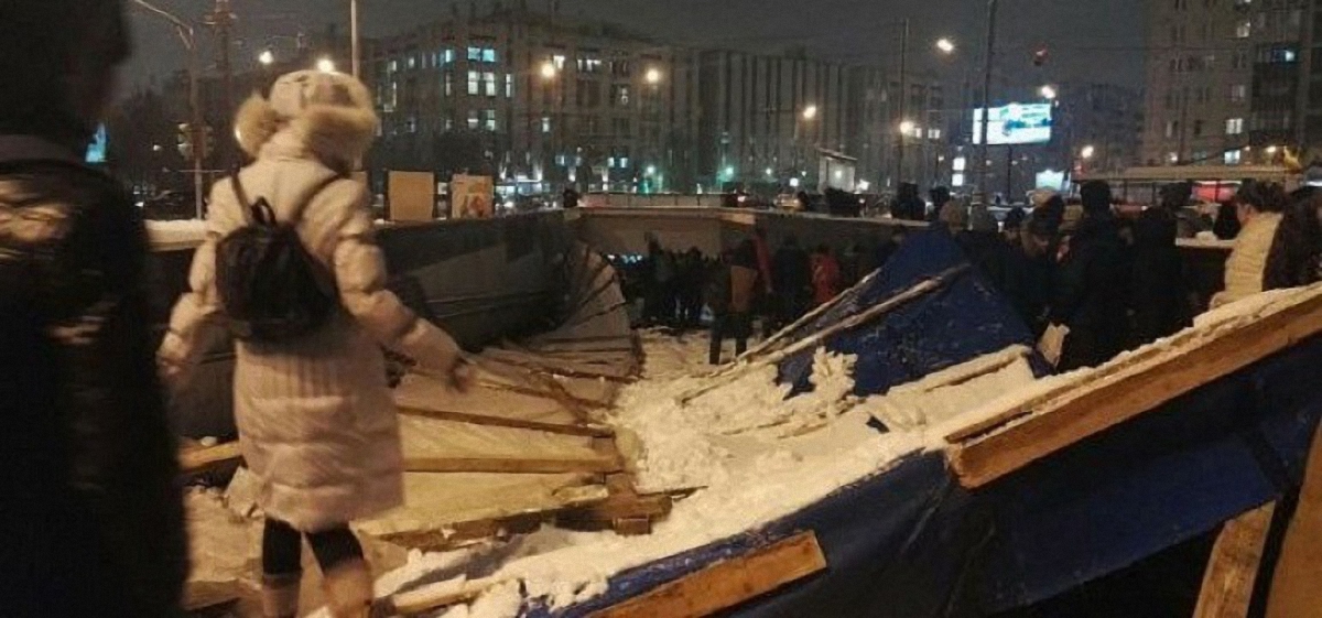 В Москве у метро случился обвал строительных конструкций - фото 1
