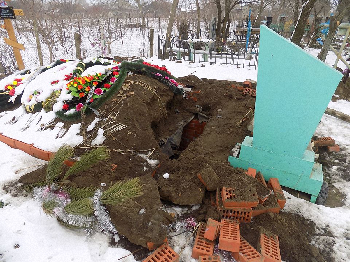 В Одесской области осквернили могилу - фото 1