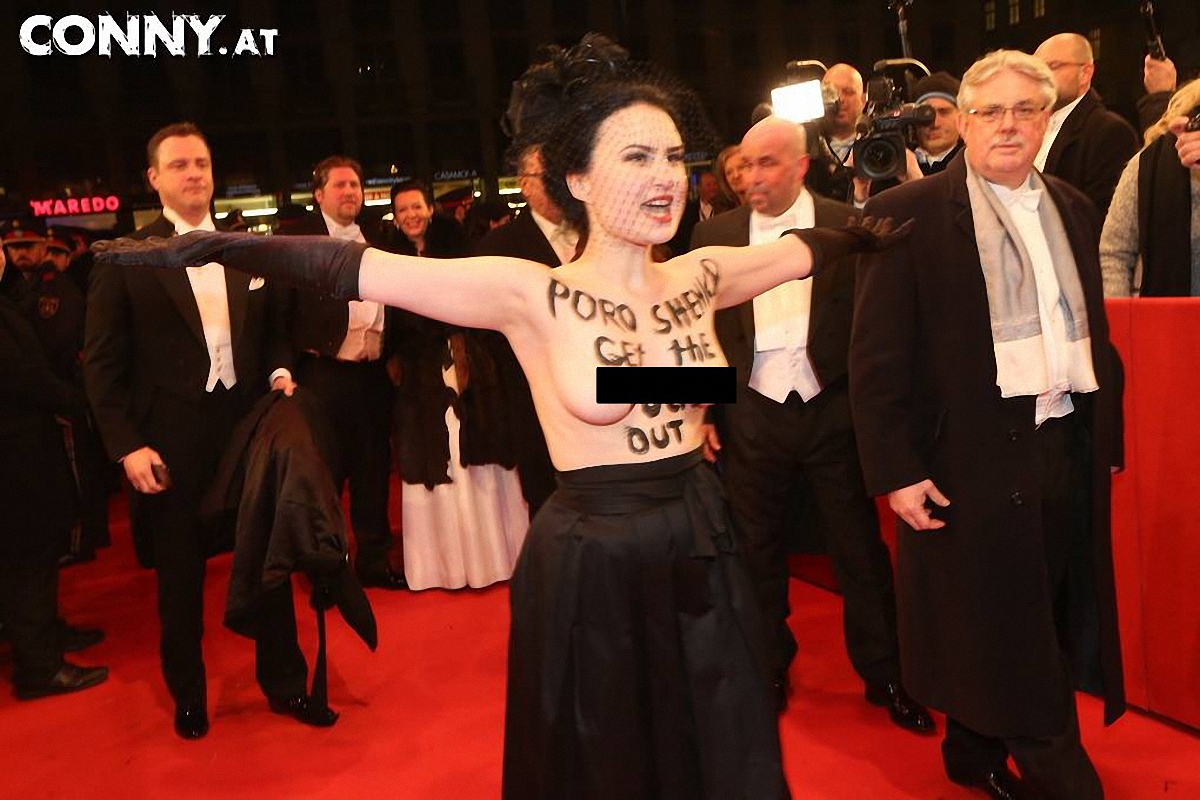 Активистка движения Femen Алиса Виноградова протестует на Венском балу - фото 1