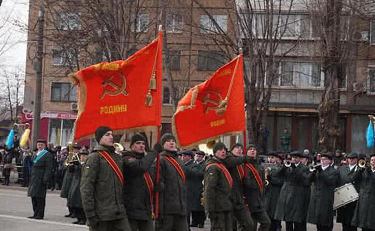 Полиция разберется с советскими флагами на параде в Кривом Роге - фото 1