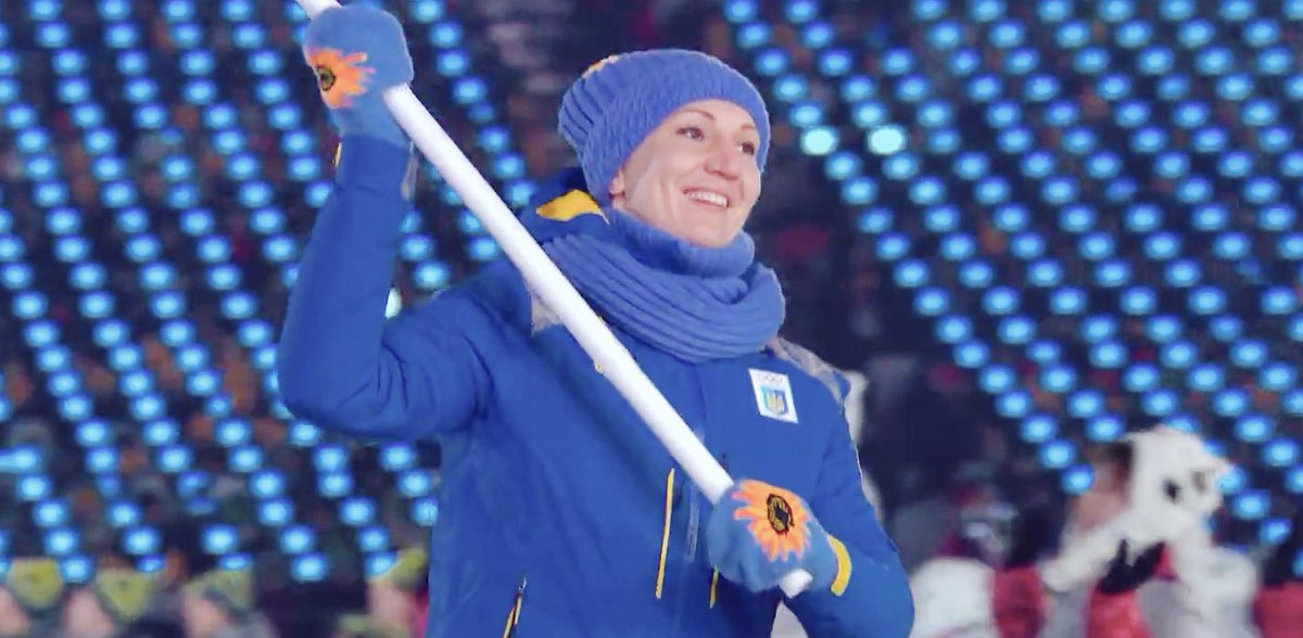 Украинка Елена Пидгрушная с флагом на открытии Олимпийских игр  - фото 1