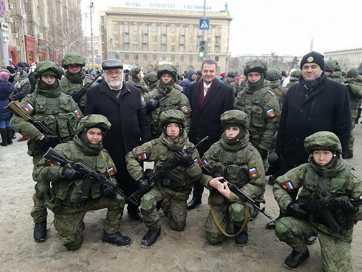 Ярослав Доубрава (в черном пальто слева) посетил Крым - фото 1