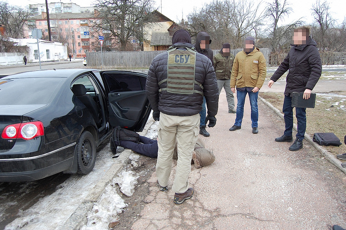 В Чериногове задержали торговцев оружием - фото 1