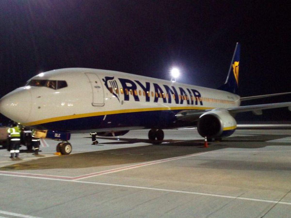 Самолет Ryanair прилетел в Украину 21 февраля - фото 1