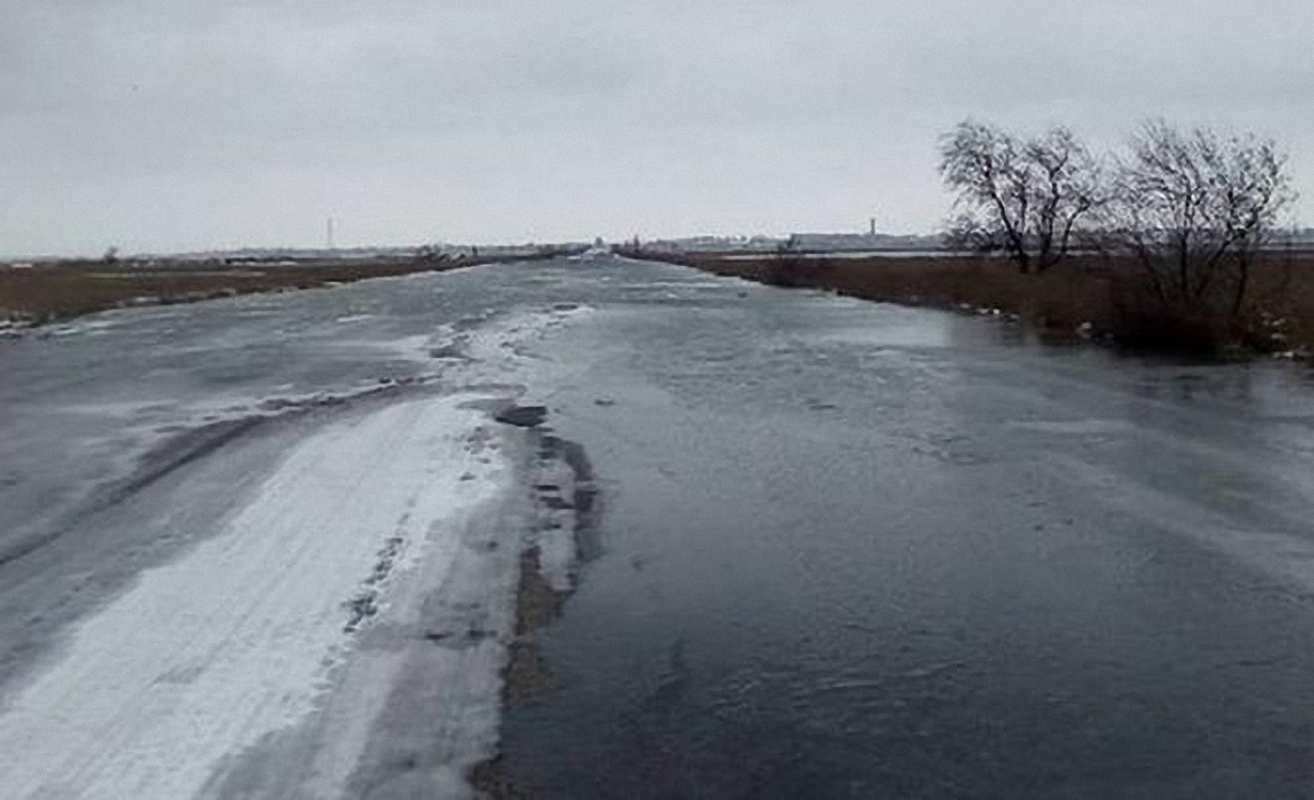 Дорогу Геническ-Стрелковое перекрыли из-за разлива моря - фото 1