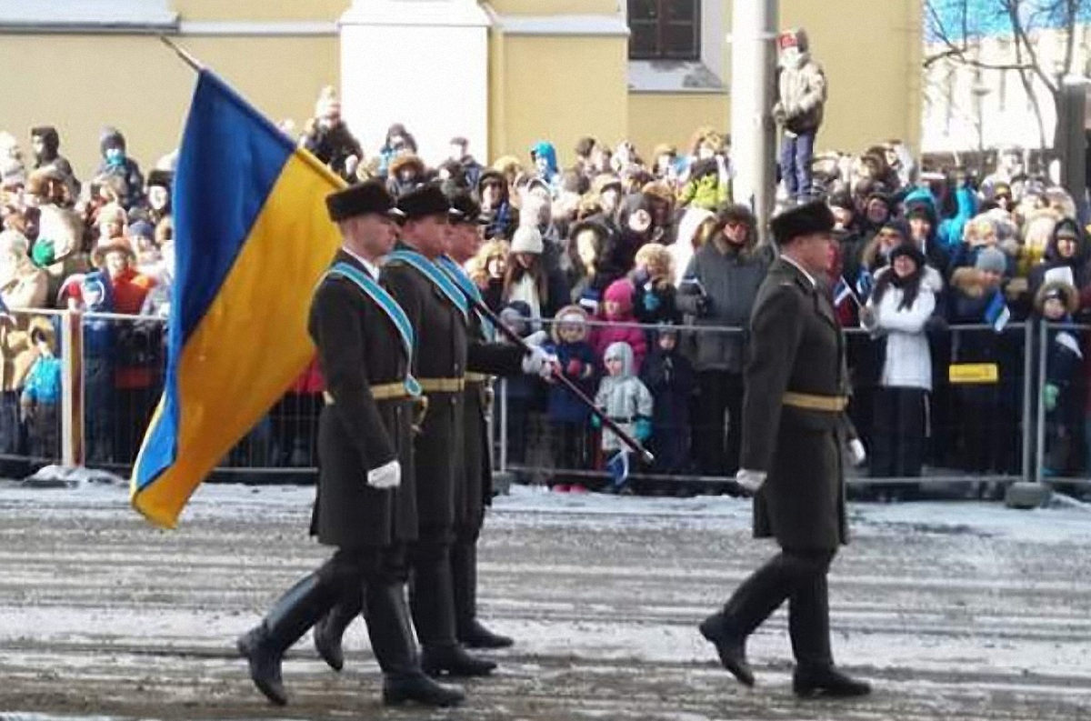 На параде прошли также знаменные группы из Украины - фото 1