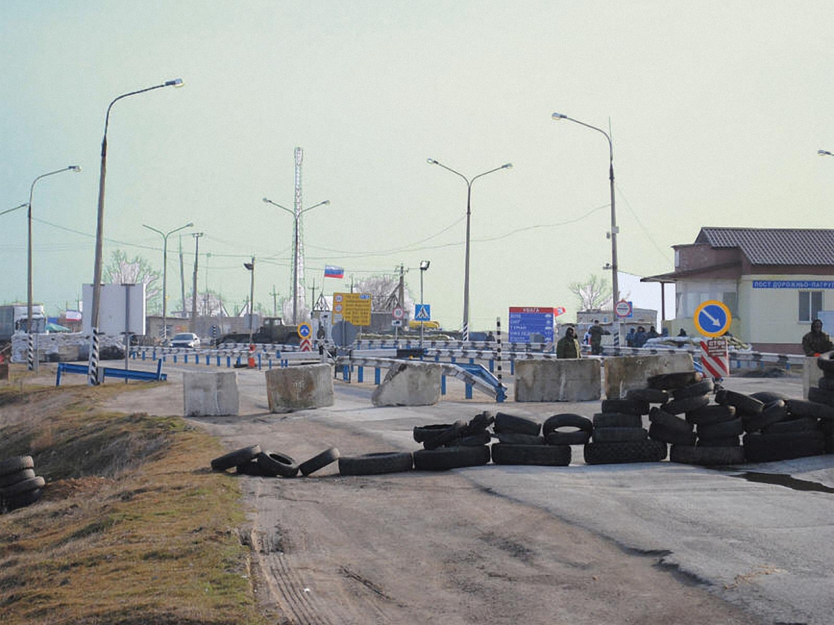 Россияне убирают блокпосты на границе с Крымом - фото 1
