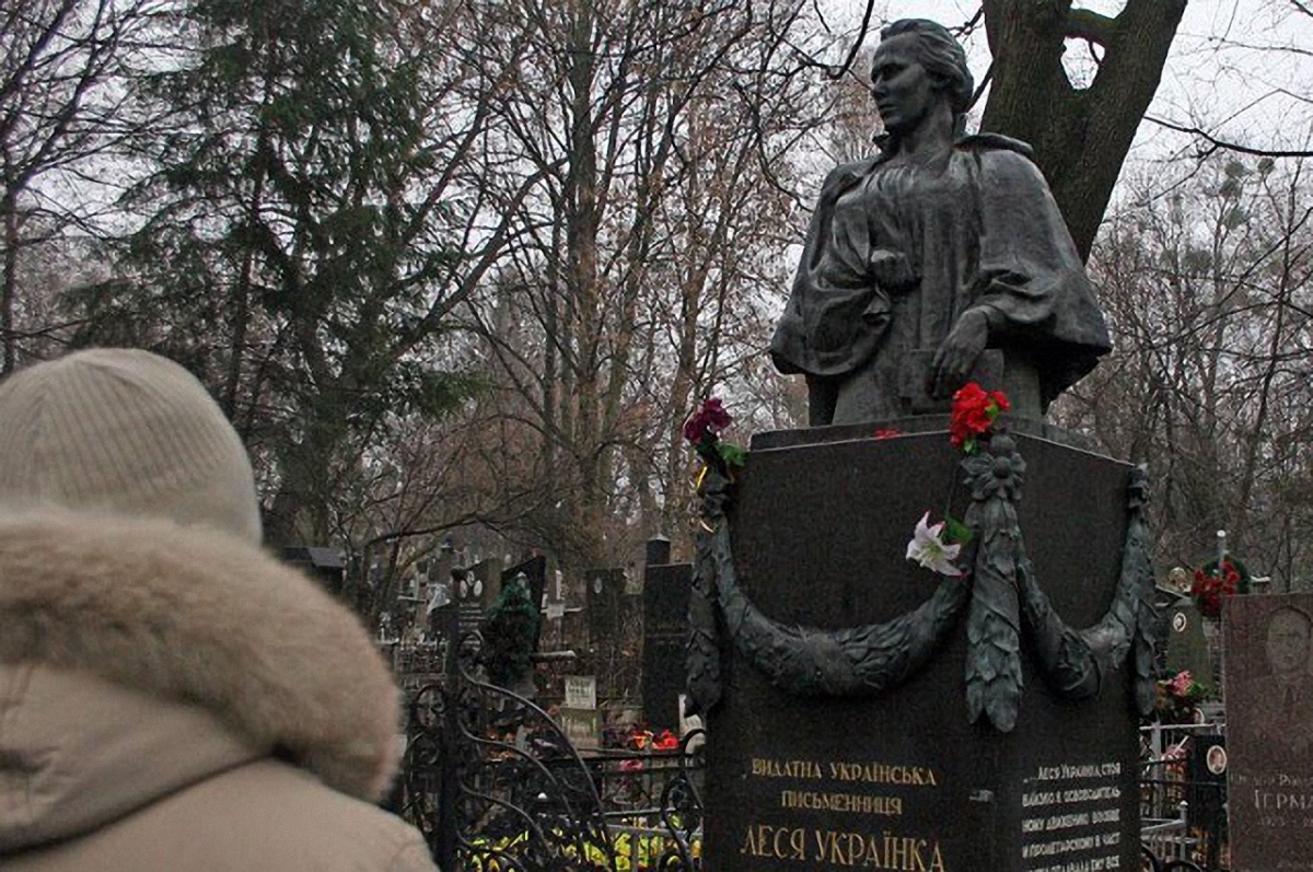 Монумент Леси Украинки на Байковом кладбище - фото 1