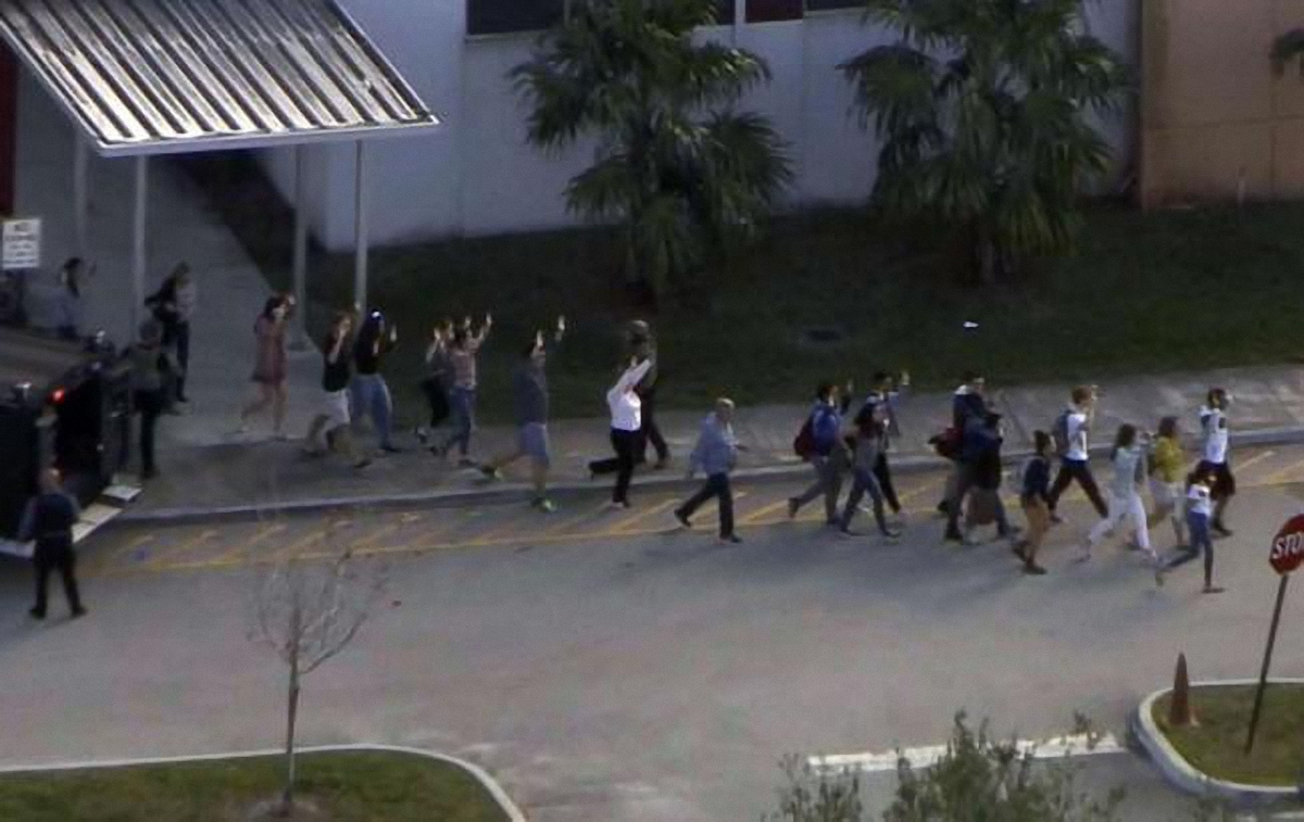 Людей выводят после стрельбы в школе - фото 1