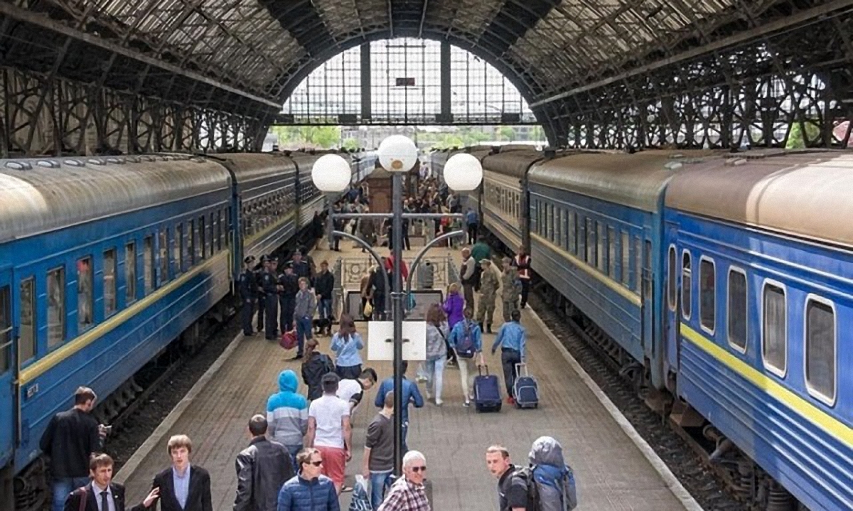 Укрзализныця назначила дополнительные поезда "на Карпаты" - фото 1