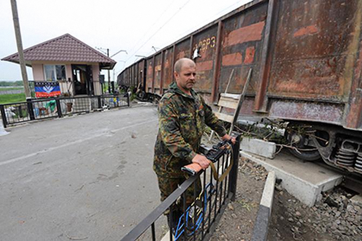 Боевики "национализируют" грузовые составы Донецкой железной дороги - фото 1