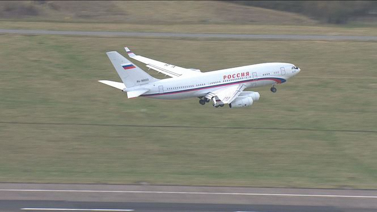 Российские дипломаты покинули Лондон на "кокаиновом" самолете под марш "славянки" - фото 1