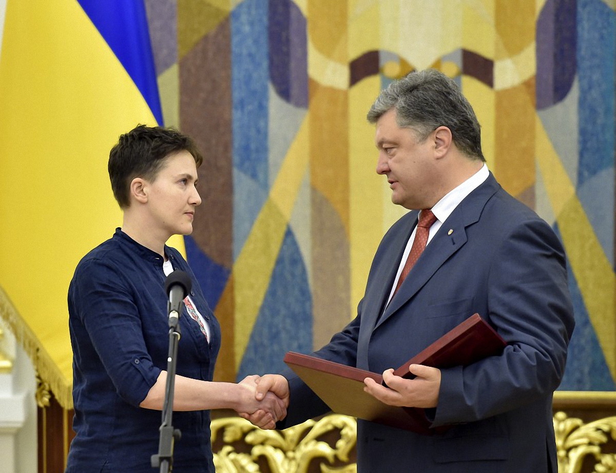 В 2016 году Порошенко вручил Савченко "золотую звезду" Героя Украині - фото 1