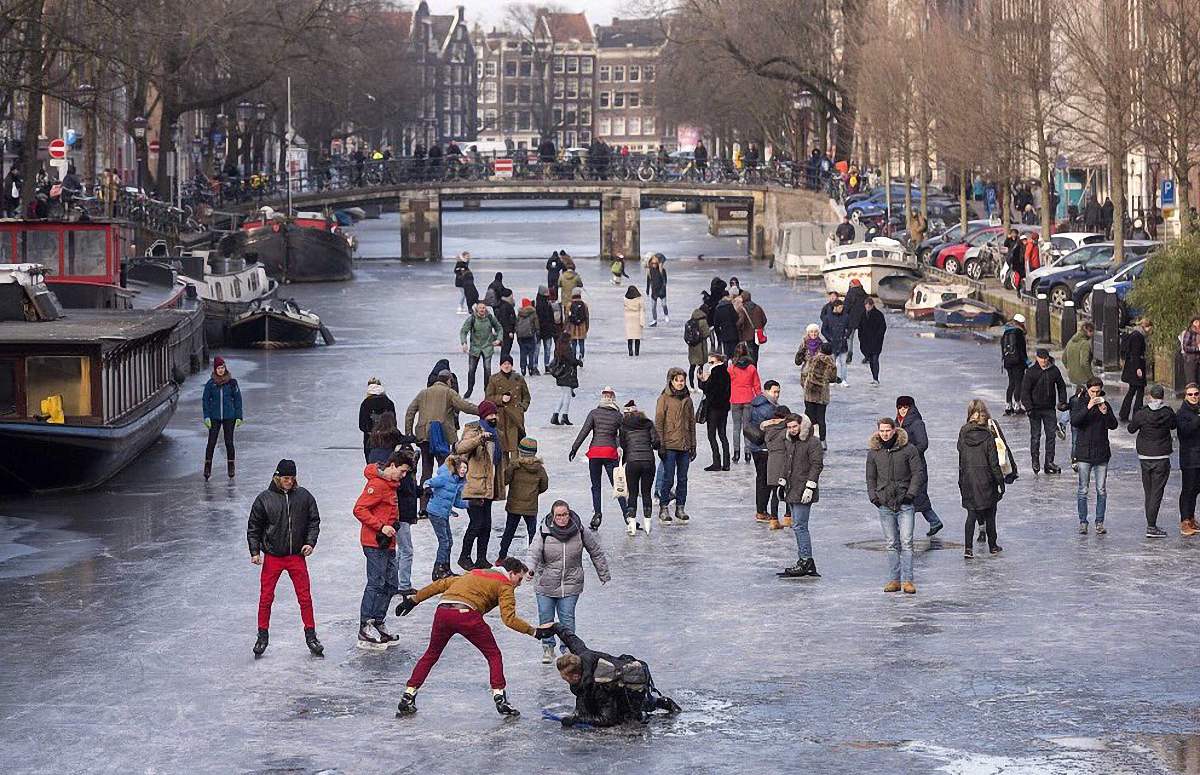  каналы Амстердама превратились в огромный каток  - фото 1