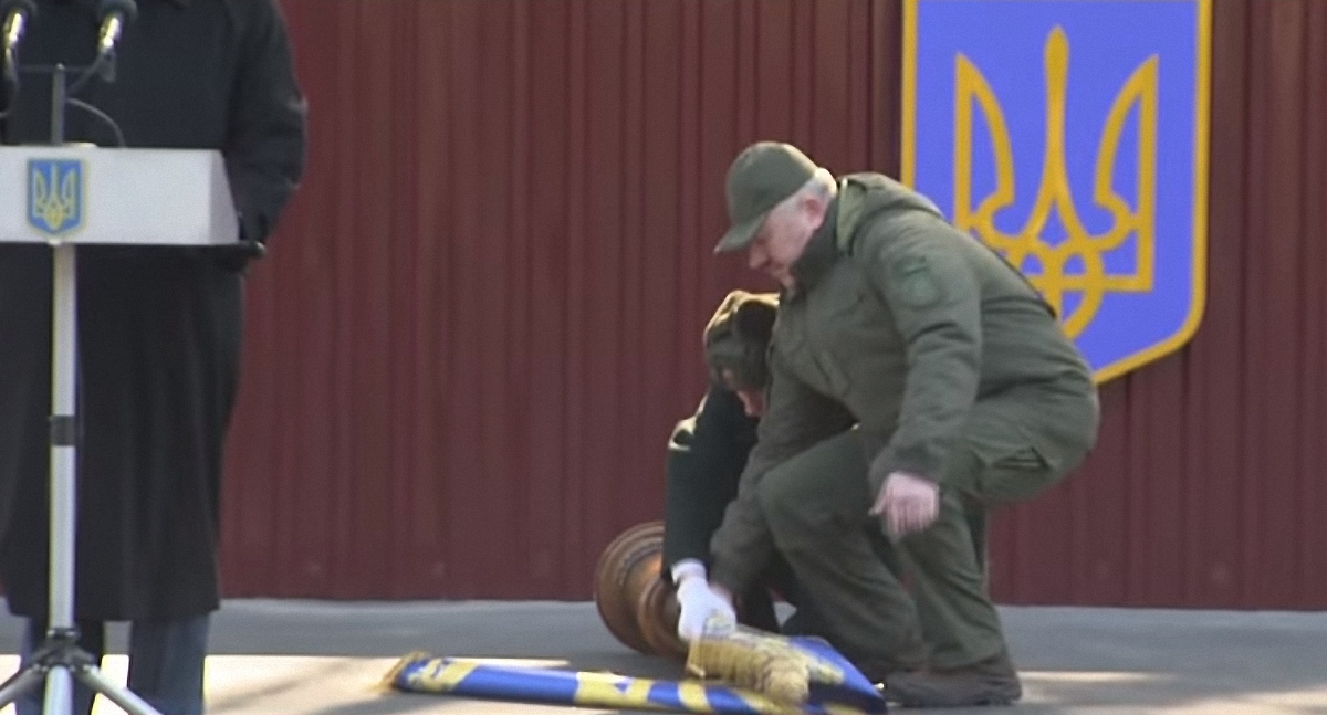 Солдат почетного караула упал за спиной Порошенко - фото 1