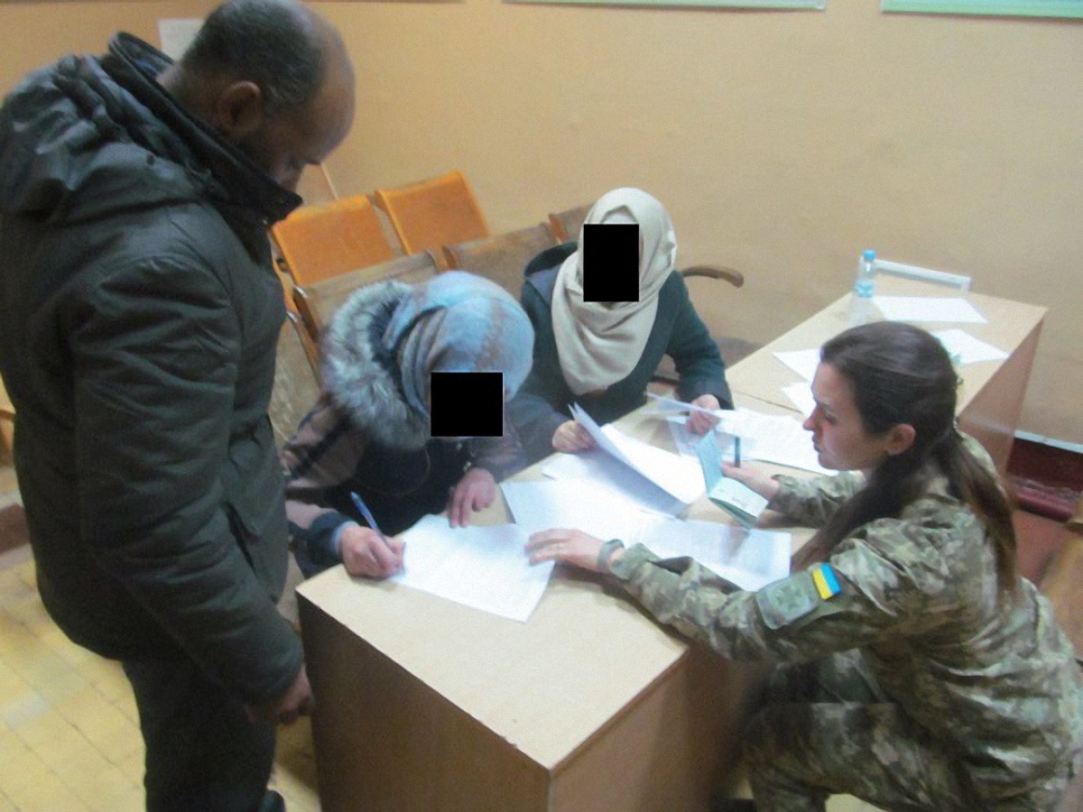 Сирийки попросили о статусе беженца в пункте контроля Харьков - фото 1