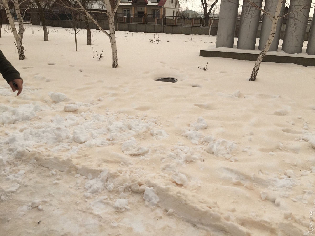 В Одесской области выпал цветной снег - фото 1