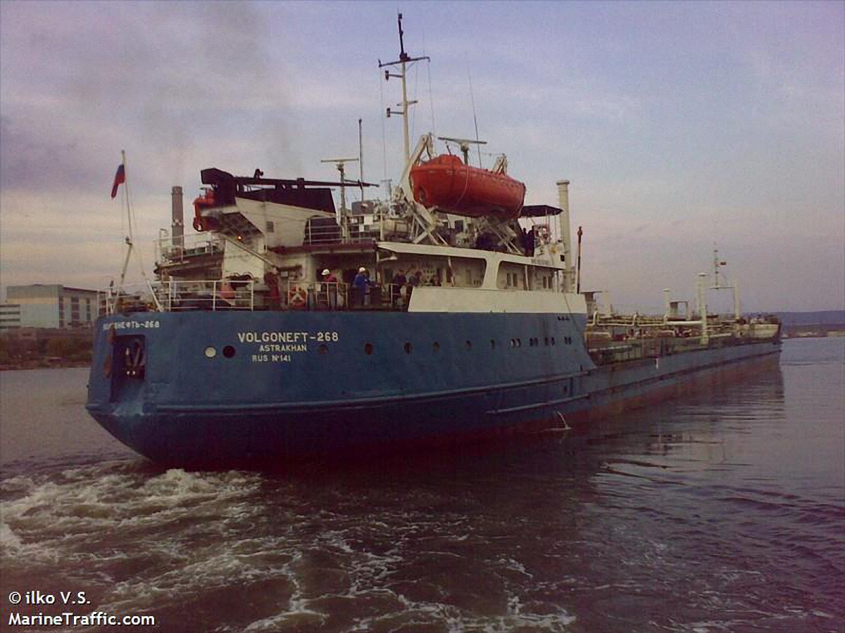 Российский танкер пришвартовался в Запорожье - фото 1