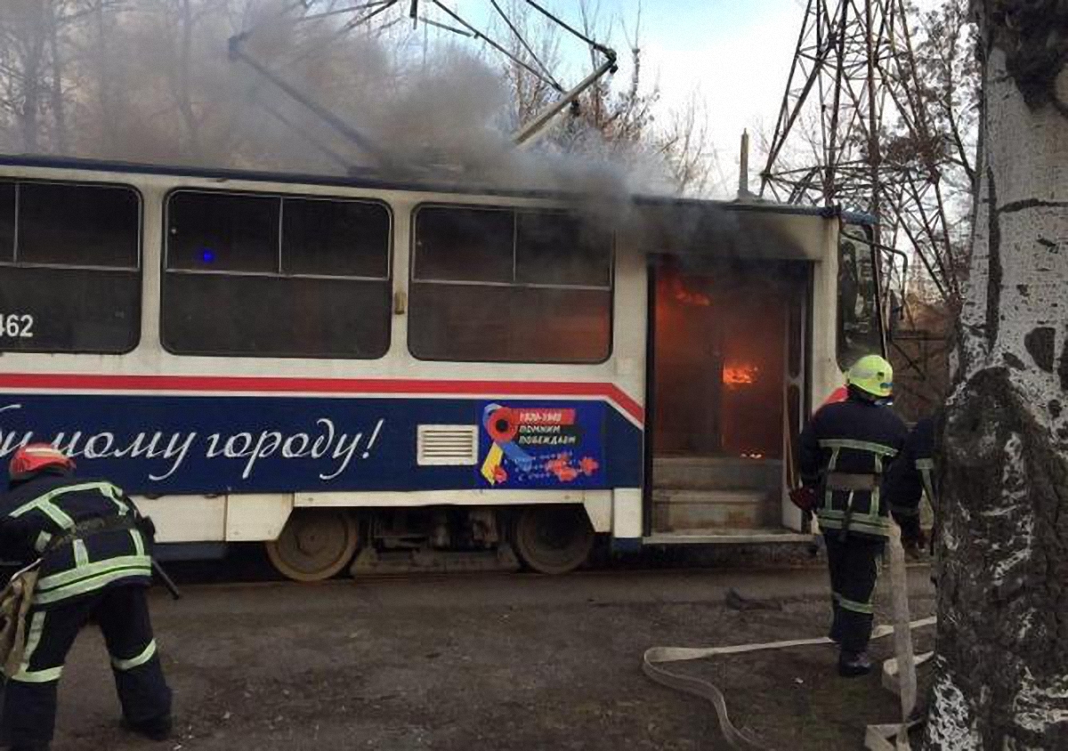 Огонь практически полностью уничтожил трамвай - фото 1