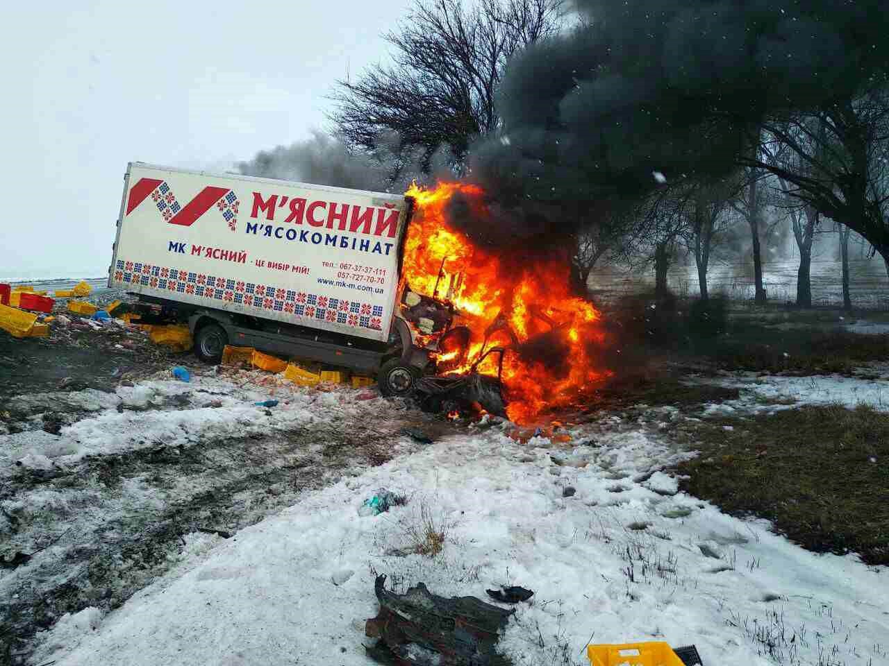 Под Днепром столкнулись легковушка и грузовик - фото 1