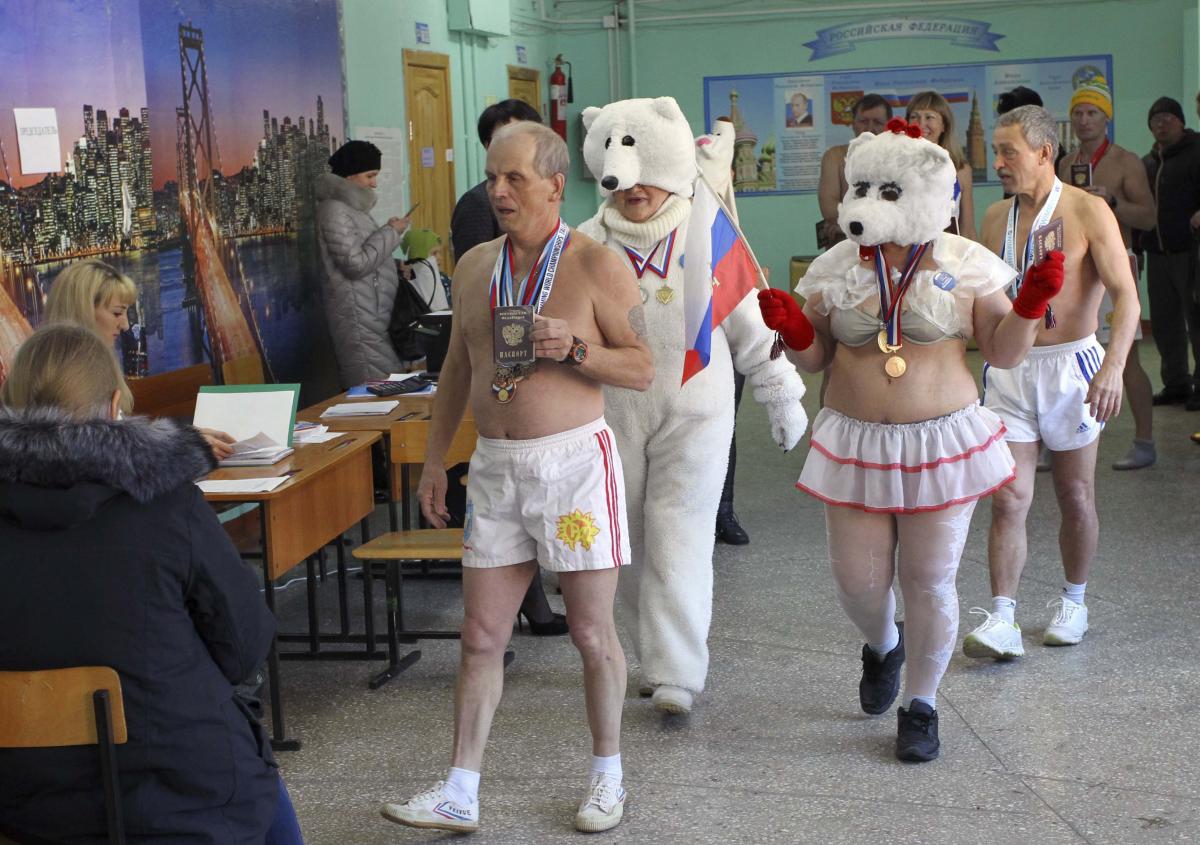 В Барнауле на участок пришла целая группа "моржей" в нижнем белье.  - фото 1