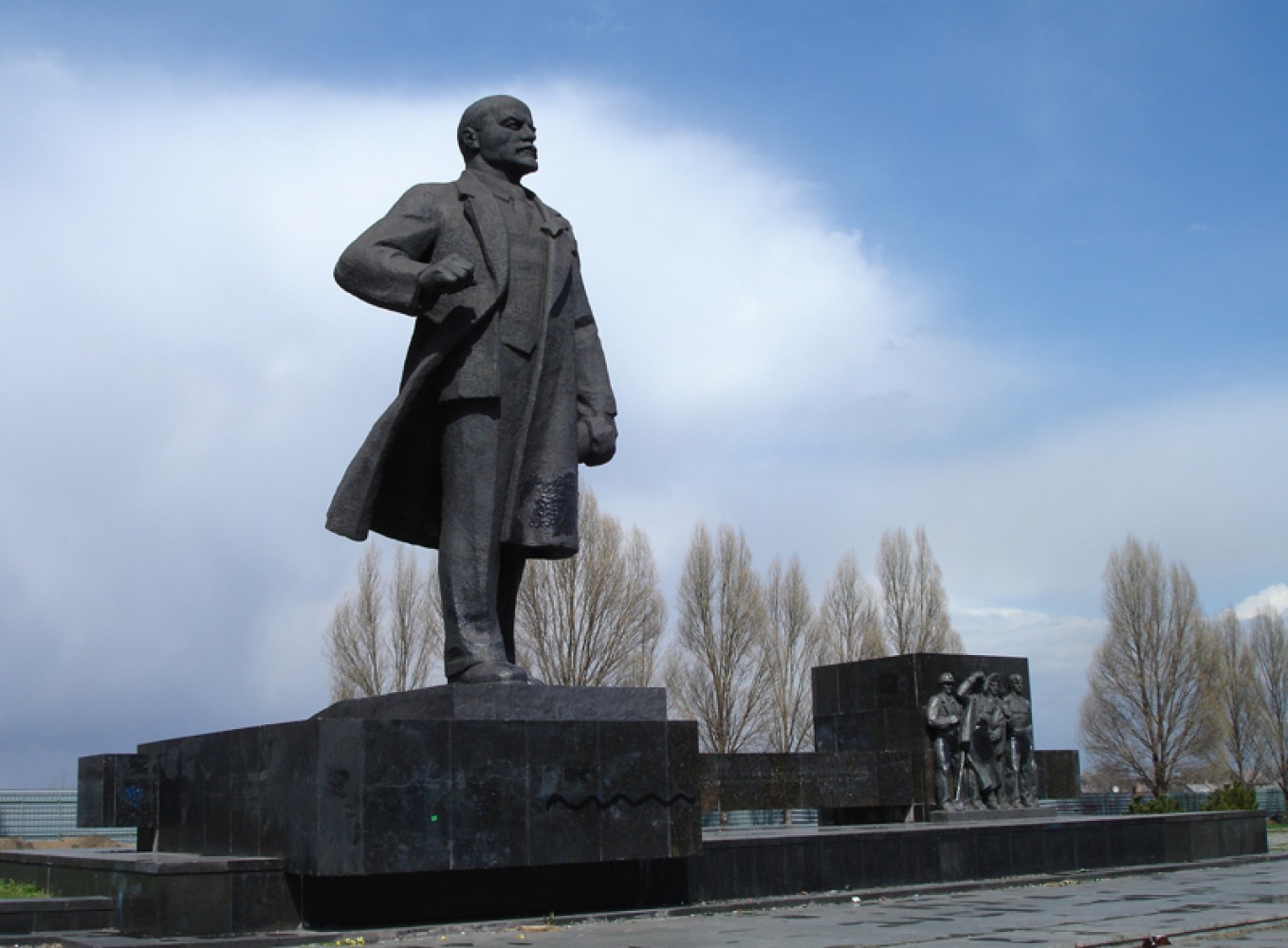 Памятник Ленина продают в Мариуполе как лом - фото 1