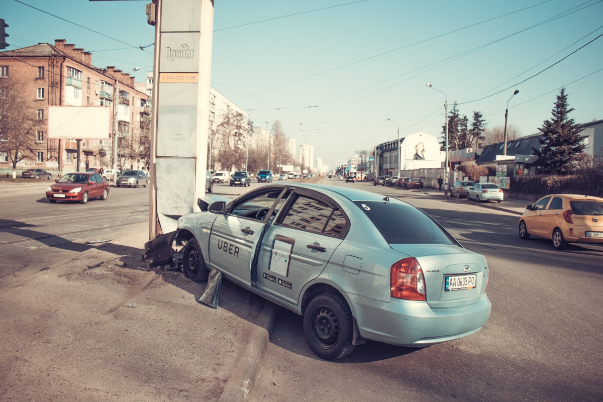 В Киеве такси влетело в билборд - фото 1