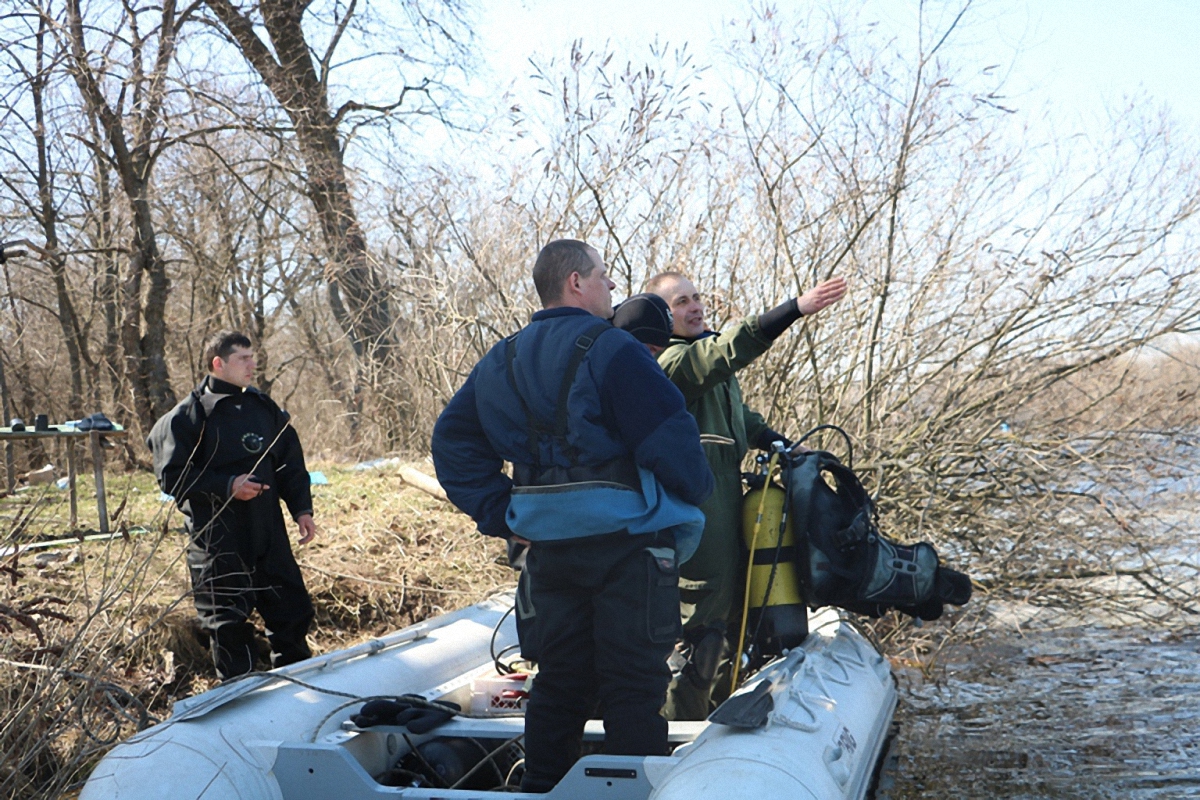 Возле острова Жуков перевернулась лодка с 5 мужчинами - фото 1