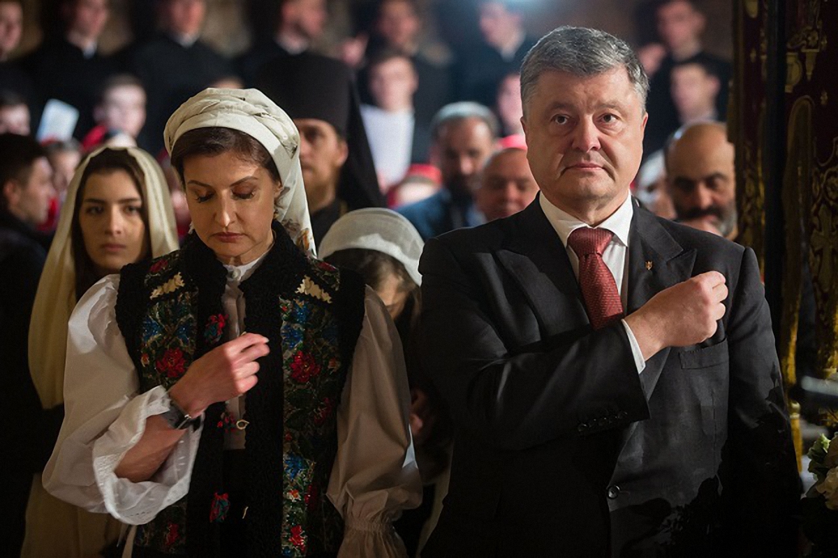 Петр Порошенко и его жена Марина в народном костюме - фото 1