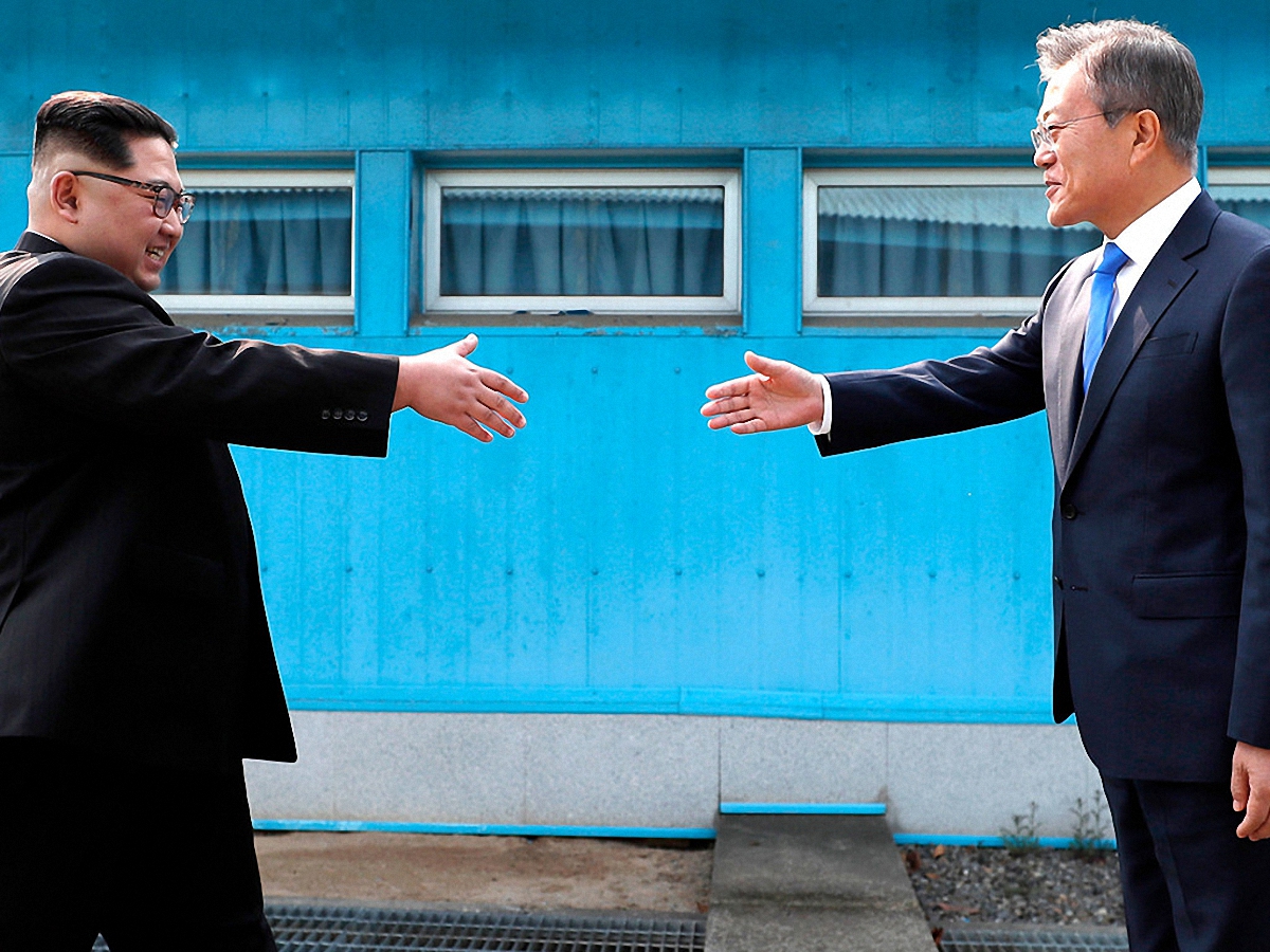 Лидеры двух Корей встретились впервые на границе двух стран и пожали друг другу руки.  - фото 1