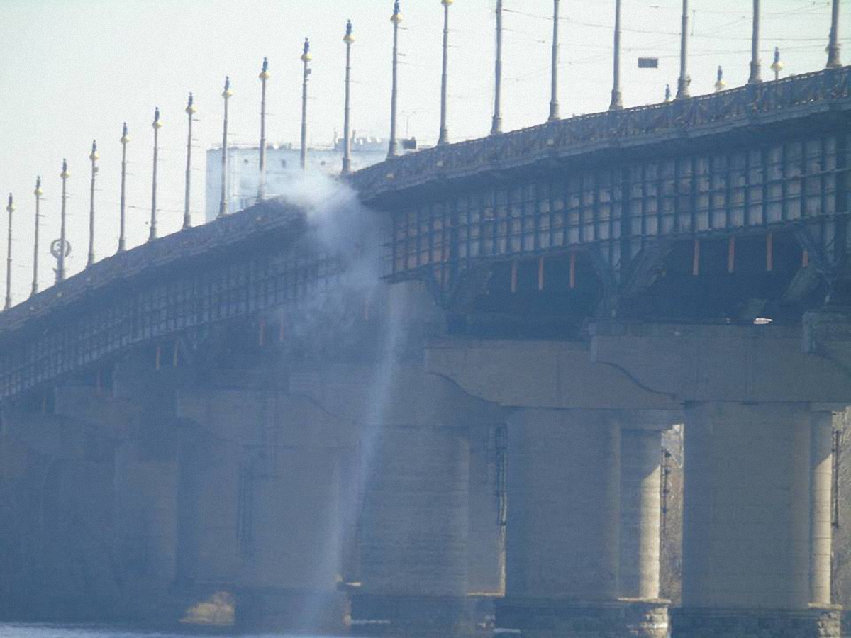 На мосту Патона прорвало трубу - фото 1