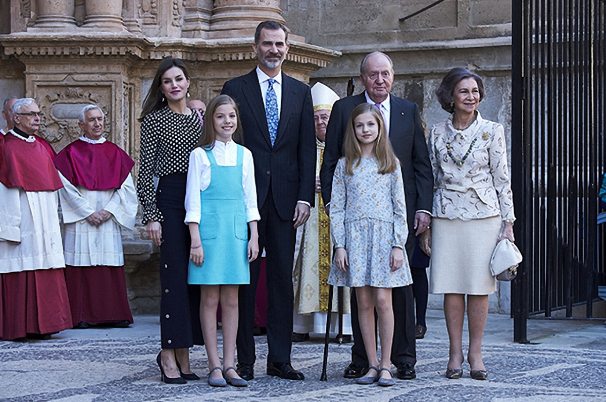 Королевская семья Испании не показала фотографам, что минуту назад была на грани скандала - фото 1